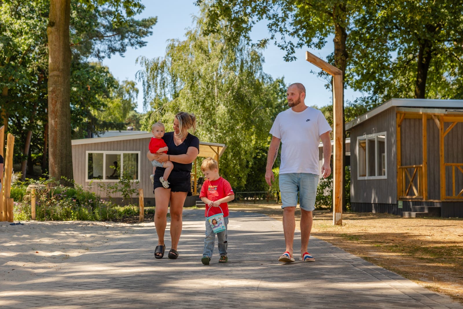 Gezin voor de Bos chalets van de Heldense Bossen