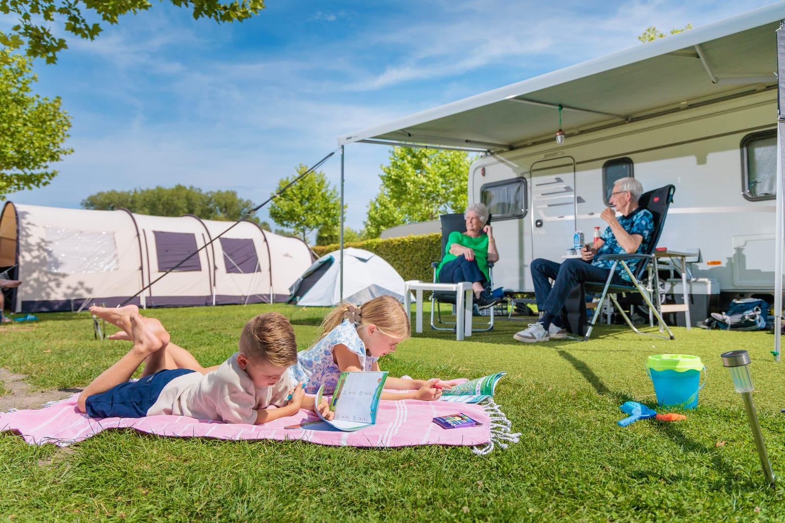Gasten op een Ardoer-familiecamping