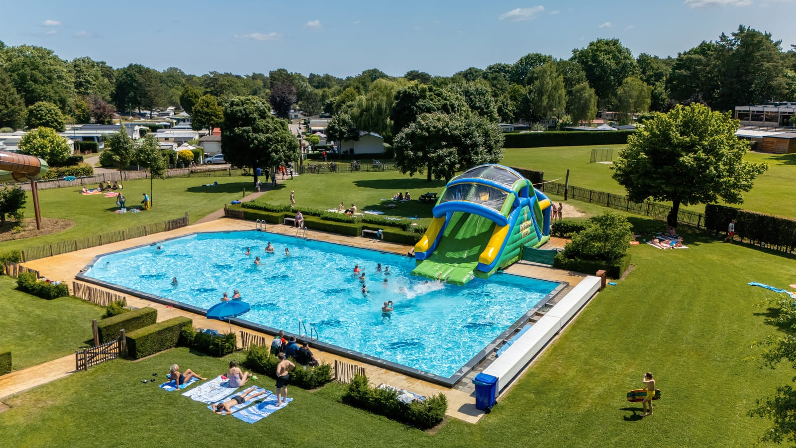 Het subtropische zwembad van Camping De Heldense Bossen in Helden