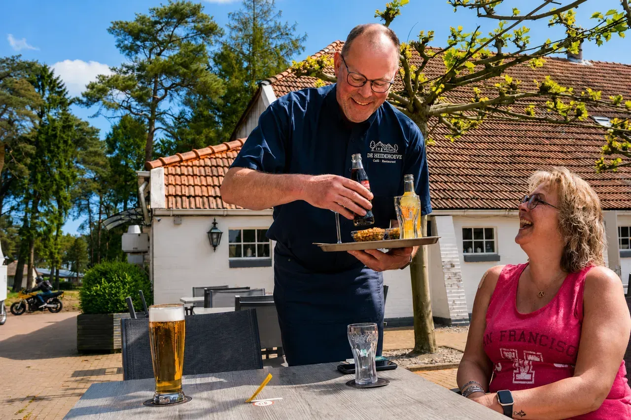 Borrelen op het terras van Café-Restaurant De Heidehoeve