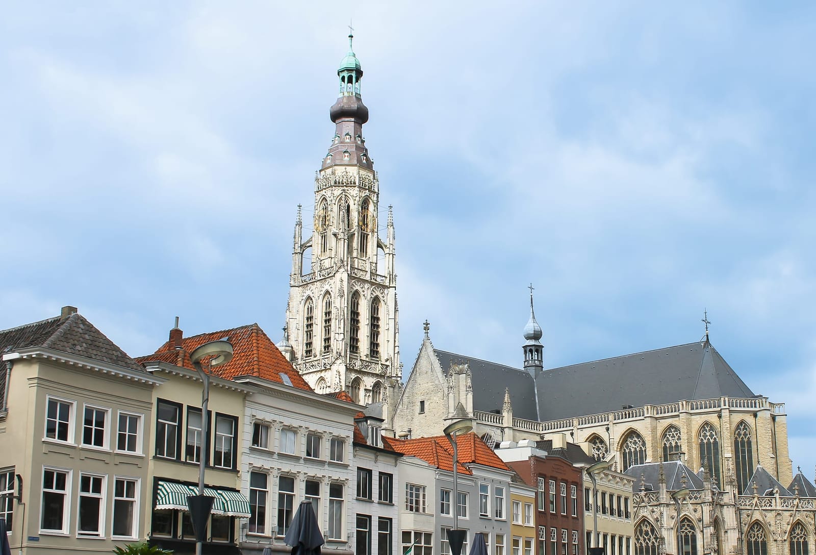 De Nieuwe Haven in Breda met de Grote Kerk op de achtergrond