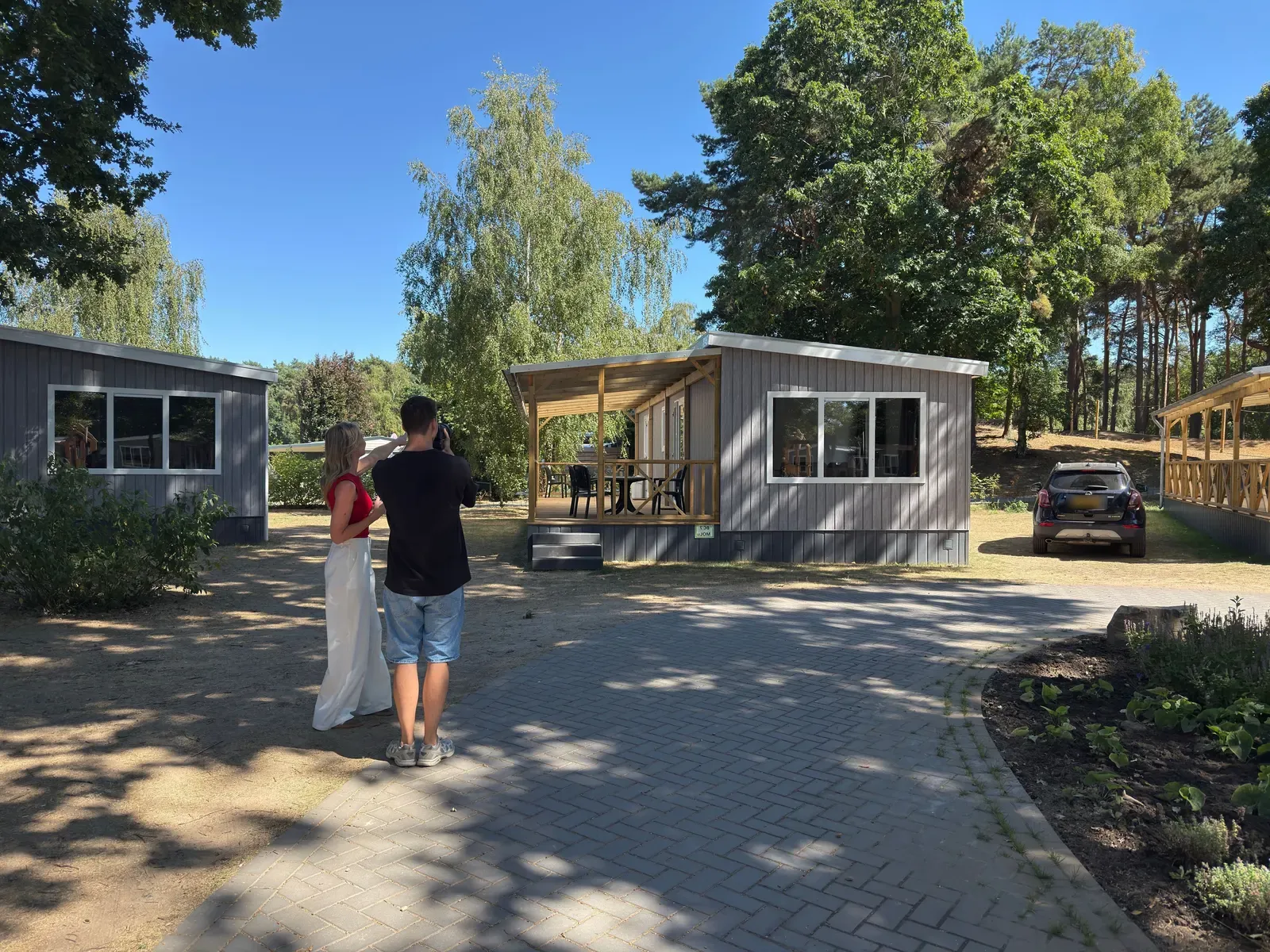 Marketeer van UPPER maakt samen met een fotograaf nieuw beeld van een chalet op het park